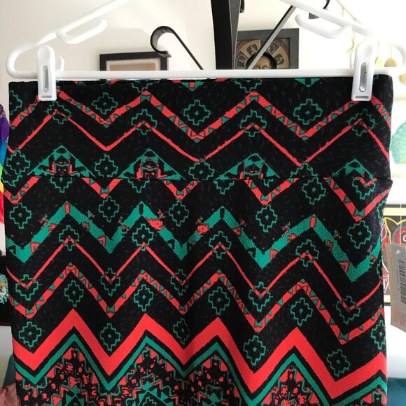 LULAROE size S Black Green & Red Print Stretch Cassie Pencil Skirt NWT - Picture 2 of 4